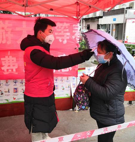 08为社区群众测量体温