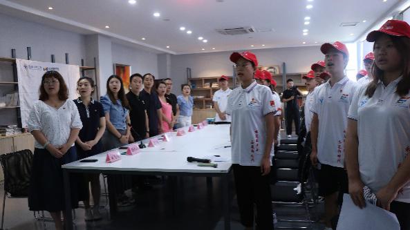 一群人在厨房里描述已自动生成