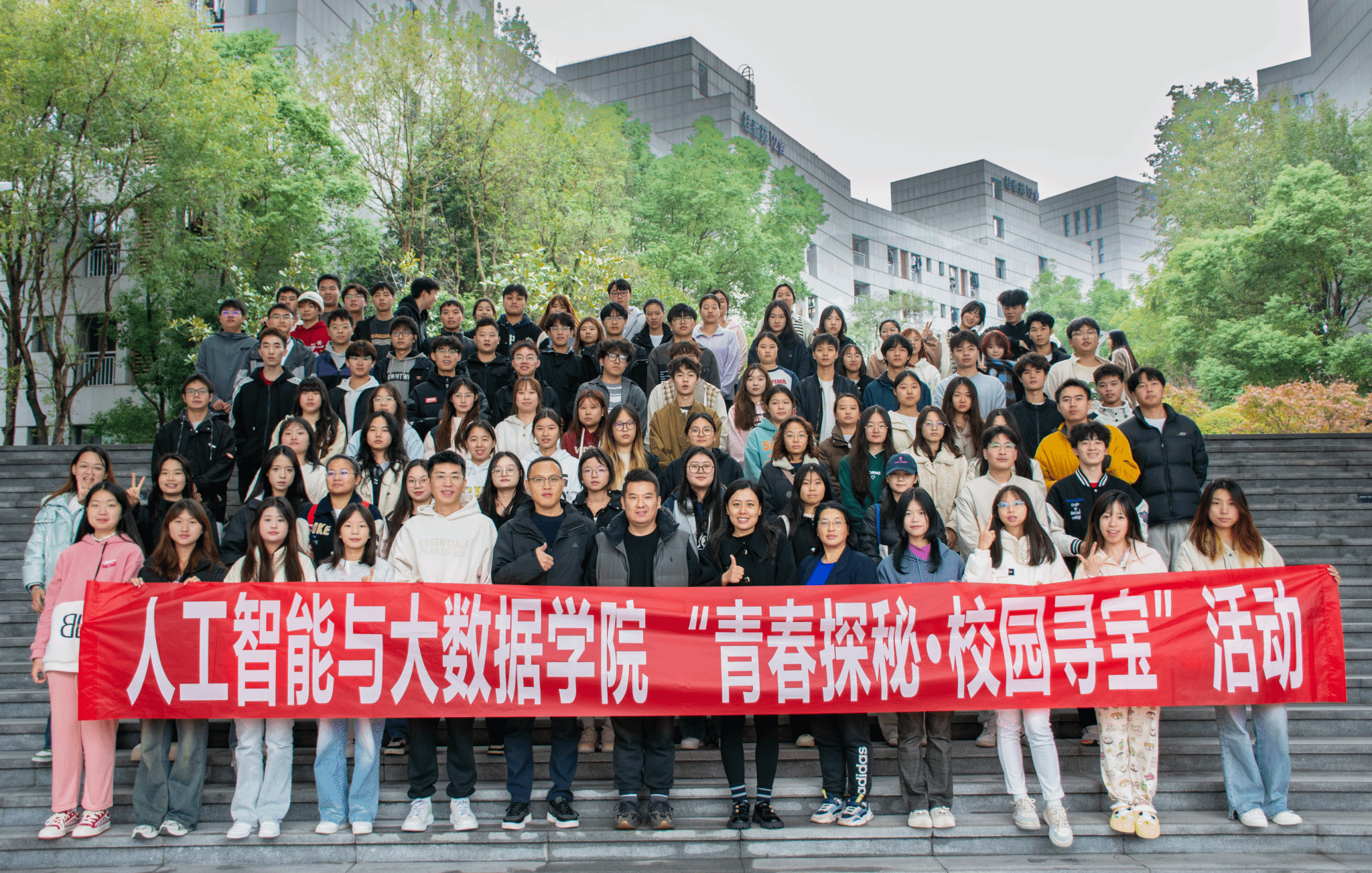 图为老师与同学们合影记录此次活动 图为老师与同学们合影记录此次活动