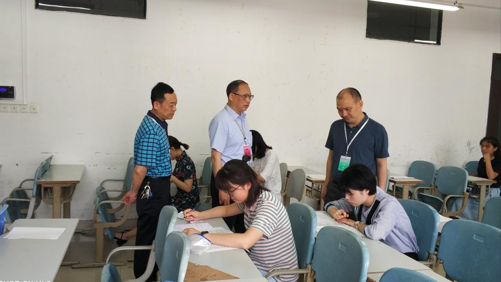 重庆市鉴定督导组领导进行现场督导、巡考