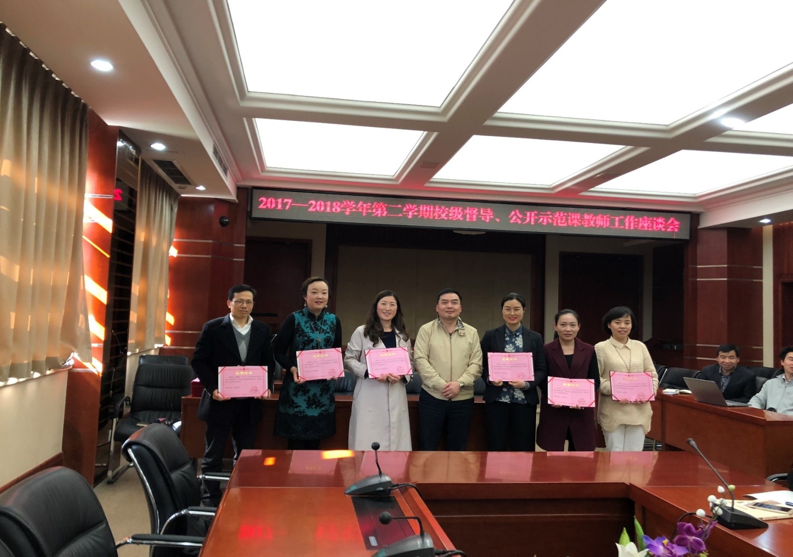 校长聂强教授为上学期公开示范课授课教师颁发荣誉证书