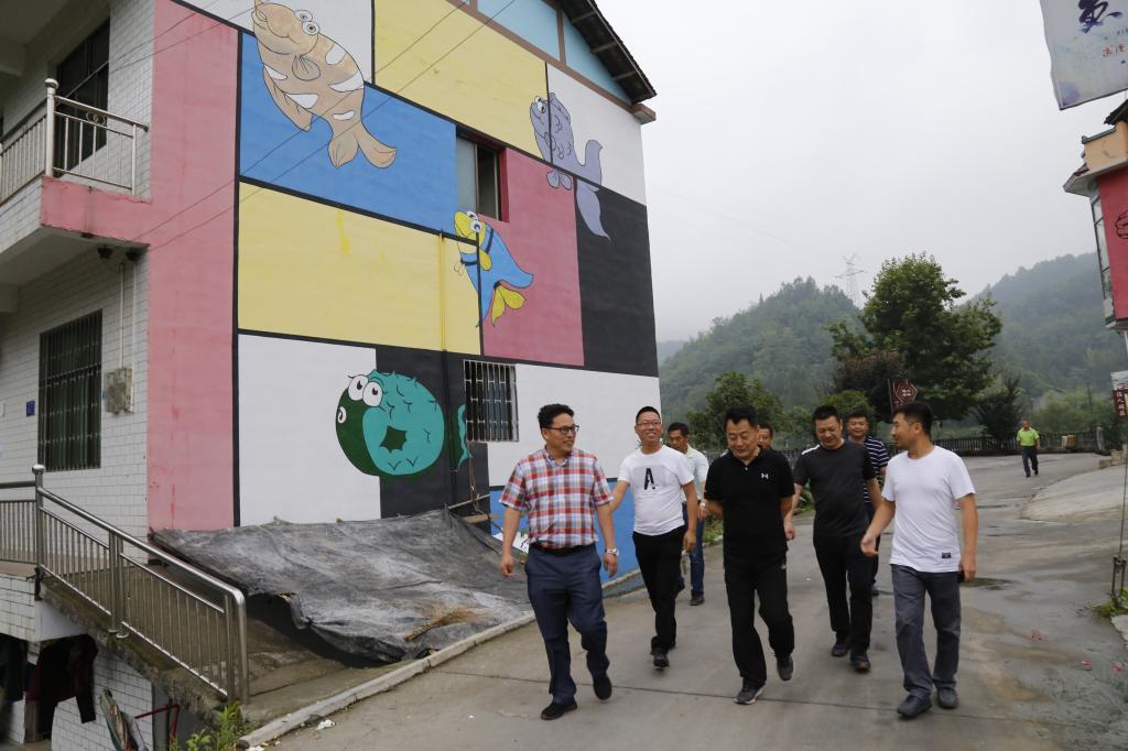 孙卫平一行在乡镇干部和驻村第一书记陪同下调研走访鱼梁村