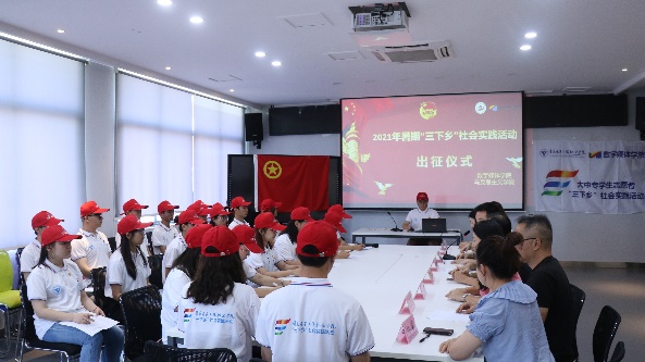 一群人在餐厅里中度可信度描述已自动生成