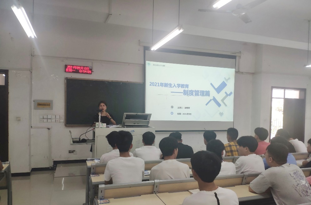 会议室里的人们描述已自动生成