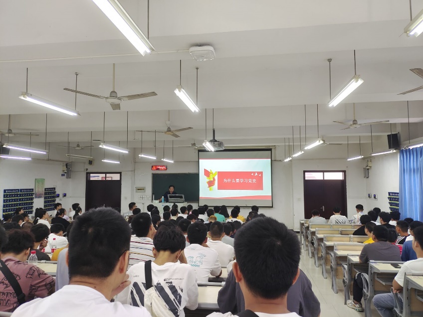 许多人在餐厅里中度可信度描述已自动生成