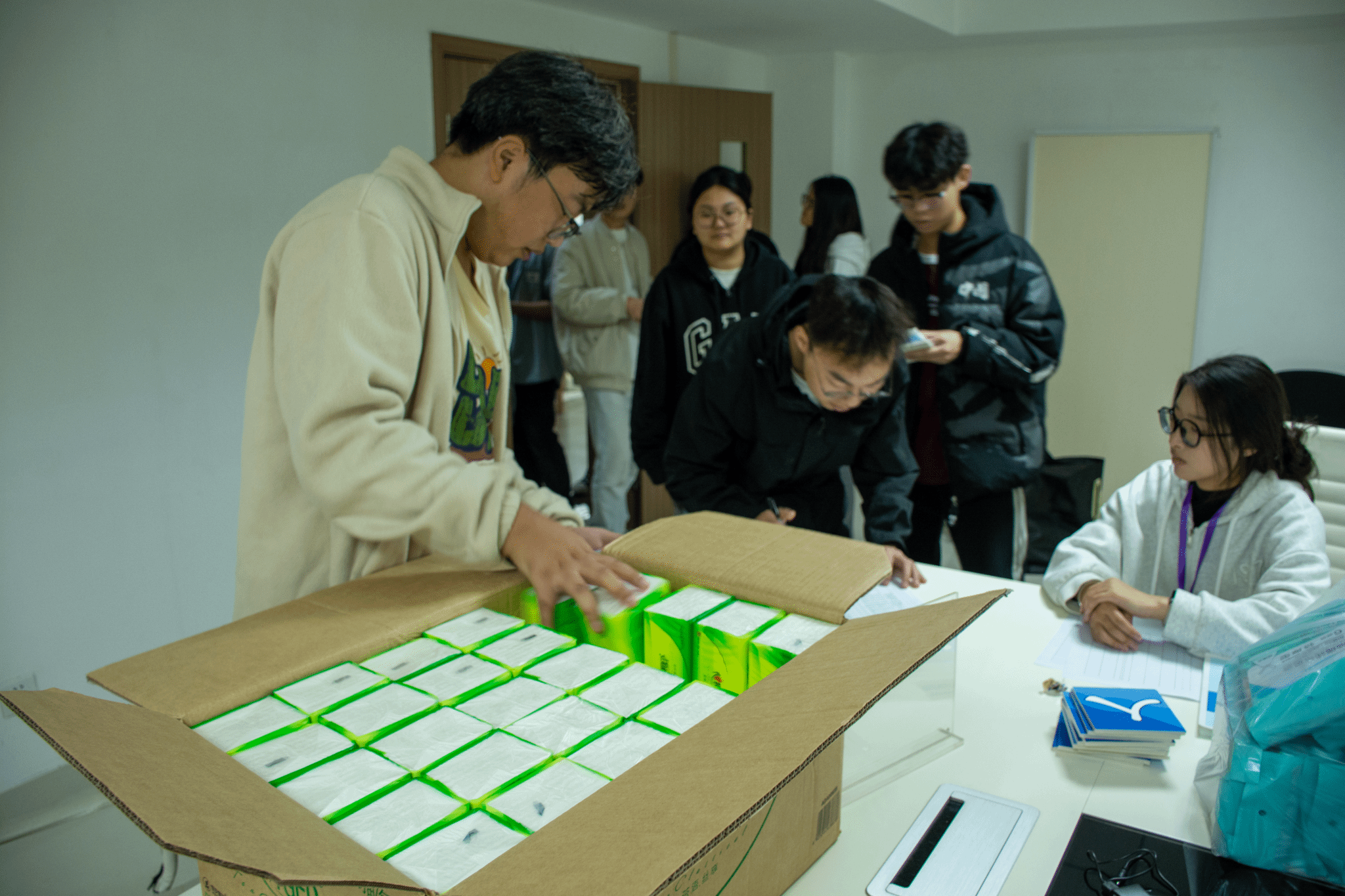 图为同学兑换奖品 图为同学兑换奖品